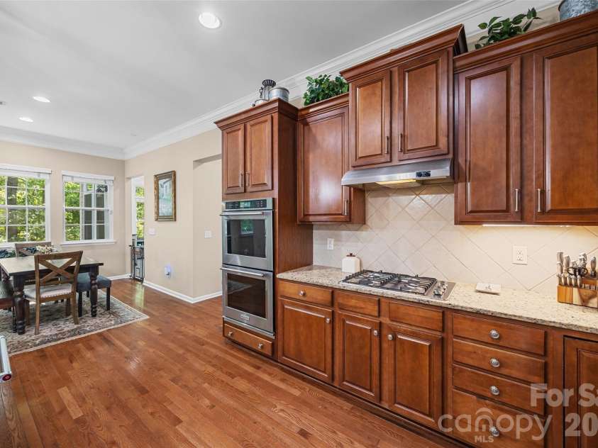 2201 Trading Ford Drive, Waxhaw, NC 28173.  MLS# CAR4374708, YatesRealty ID 17111. Kitchen, gas cooktop, wall ovens