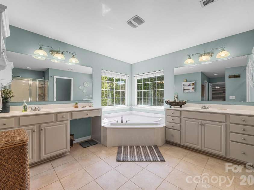 2201 Trading Ford Drive, Waxhaw, NC 28173.  MLS# CAR4374708, YatesRealty ID 17111. Primary Bathroom