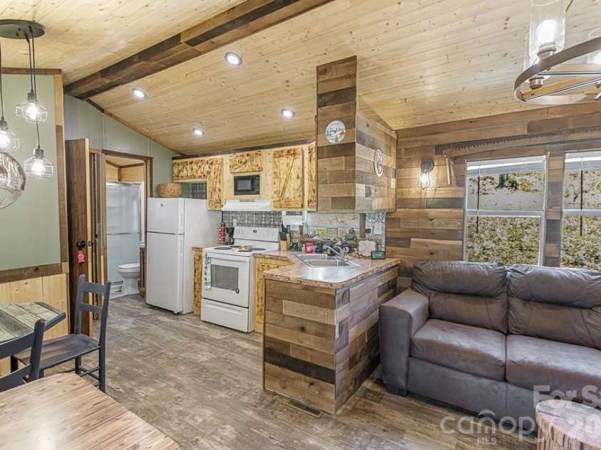 16 Standing Rock Ridge, Maggie Valley, NC 28751.  MLS# CAR4371056, YatesRealty ID 17112. 