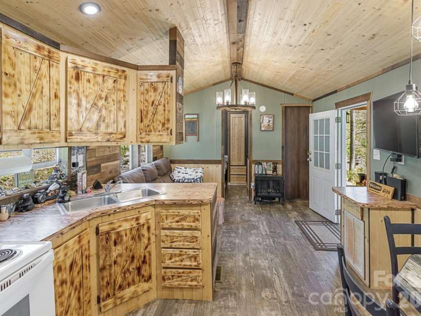 16 Standing Rock Ridge, Maggie Valley, NC 28751.  MLS# CAR4371056, YatesRealty ID 17112. 