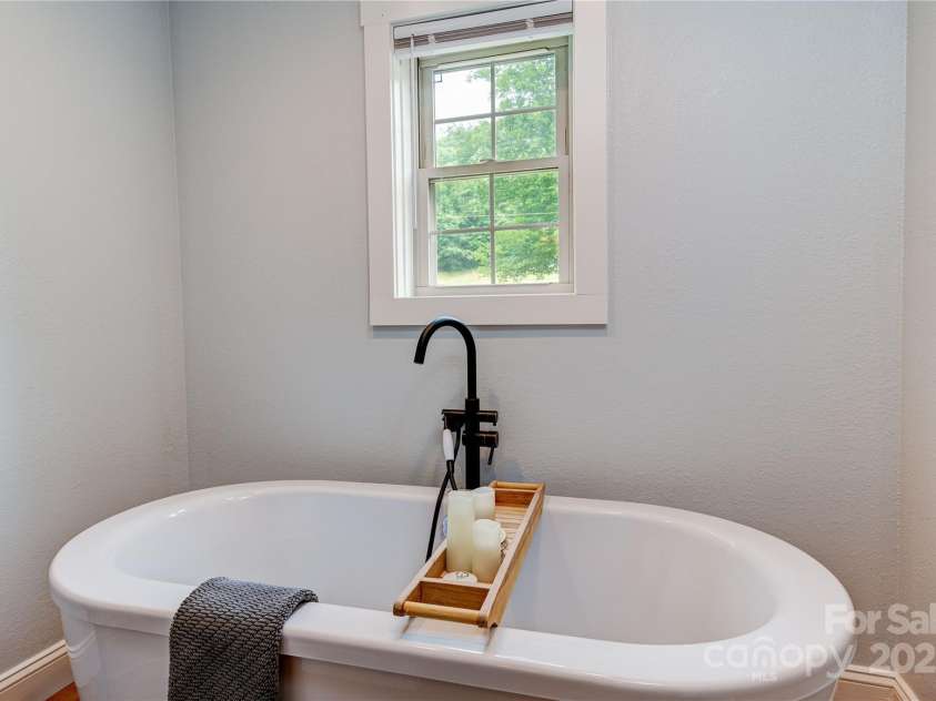 97 Circle E Ranch Road, Burnsville, NC 28714.  MLS# CAR4228853, YatesRealty ID 17114. Master BA