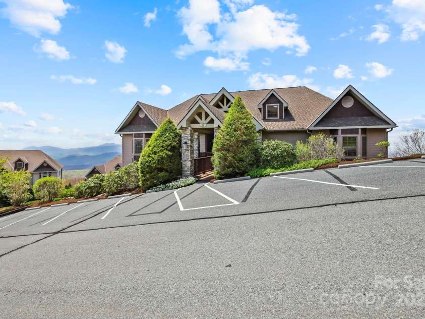 143 Wildflower Lane, Sugar Mountain, NC 28604.  MLS# CAR4256930, YatesRealty ID 17119. 143 Wildflower Ridge