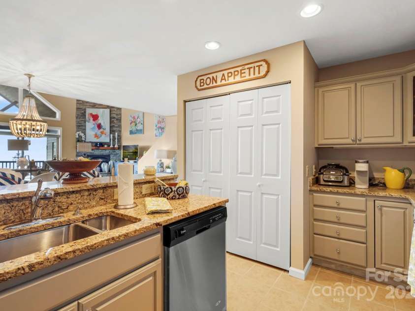 143 Wildflower Lane, Sugar Mountain, NC 28604.  MLS# CAR4256930, YatesRealty ID 17119. 