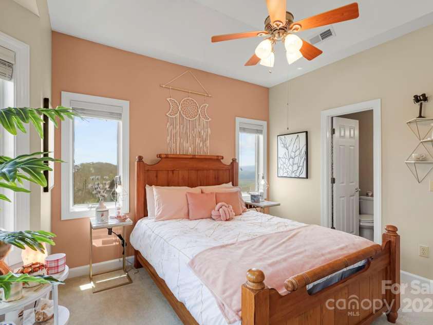 143 Wildflower Lane, Sugar Mountain, NC 28604.  MLS# CAR4256930, YatesRealty ID 17119. 