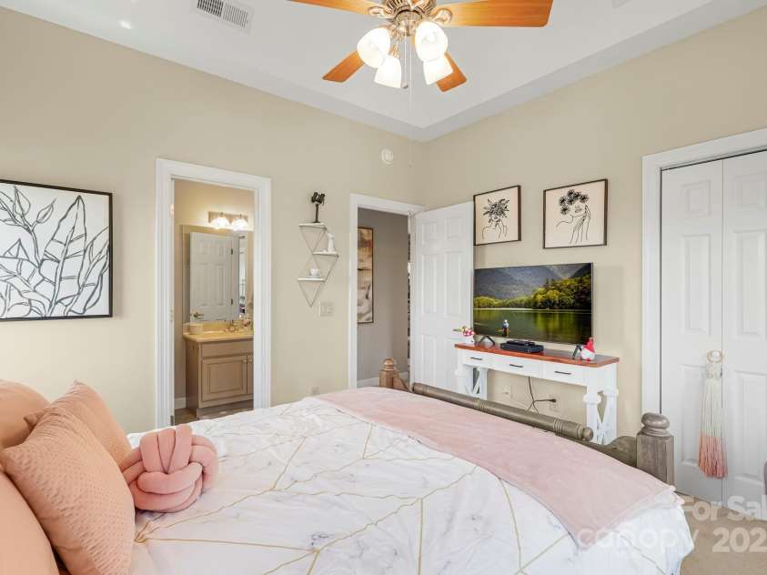 143 Wildflower Lane, Sugar Mountain, NC 28604.  MLS# CAR4256930, YatesRealty ID 17119. 