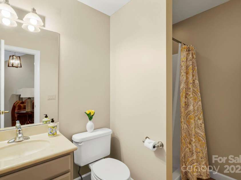 143 Wildflower Lane, Sugar Mountain, NC 28604.  MLS# CAR4256930, YatesRealty ID 17119. Loft Full Bathroom