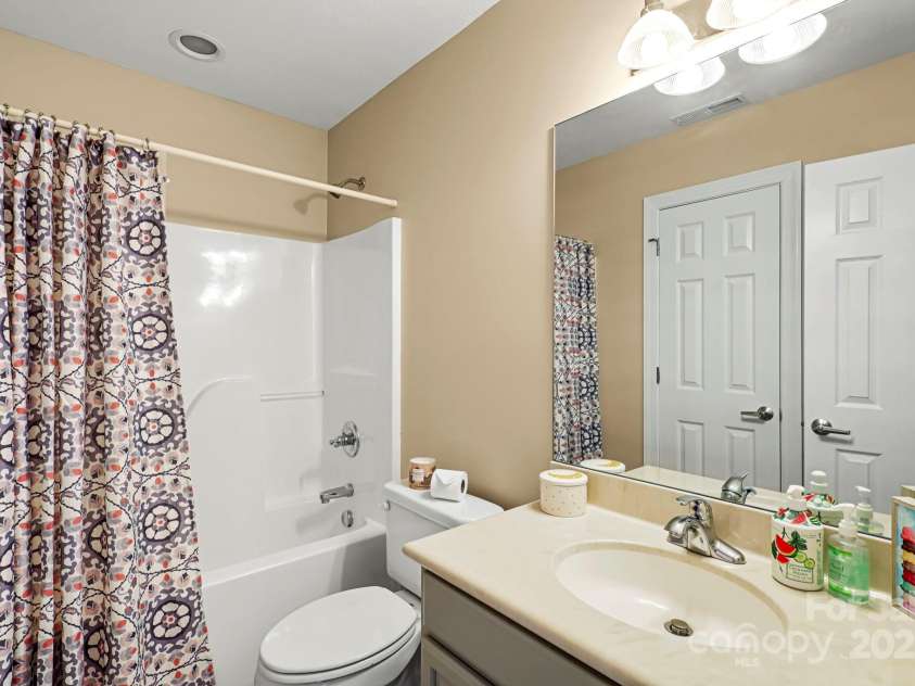 143 Wildflower Lane, Sugar Mountain, NC 28604.  MLS# CAR4256930, YatesRealty ID 17119. Main Floor Bathroom