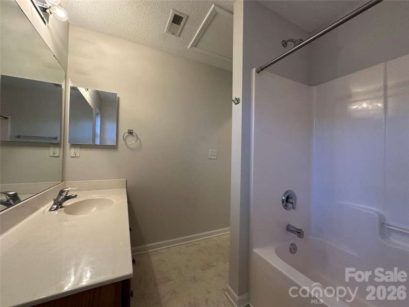 5227 Magnolia Tree Lane, Charlotte, NC 28215.  MLS# CAR4337349, YatesRealty ID 1712. 