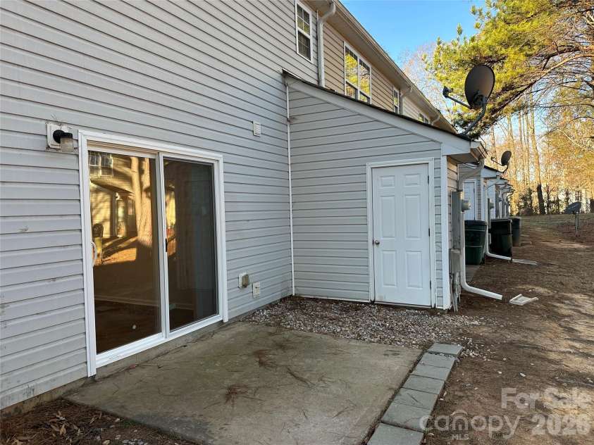 5227 Magnolia Tree Lane, Charlotte, NC 28215.  MLS# CAR4337349, YatesRealty ID 1712. 