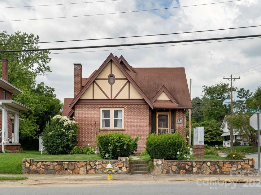 831 Oakland Street, Hendersonville, NC 28791.  MLS# CAR4173850, YatesRealty ID 1712. 