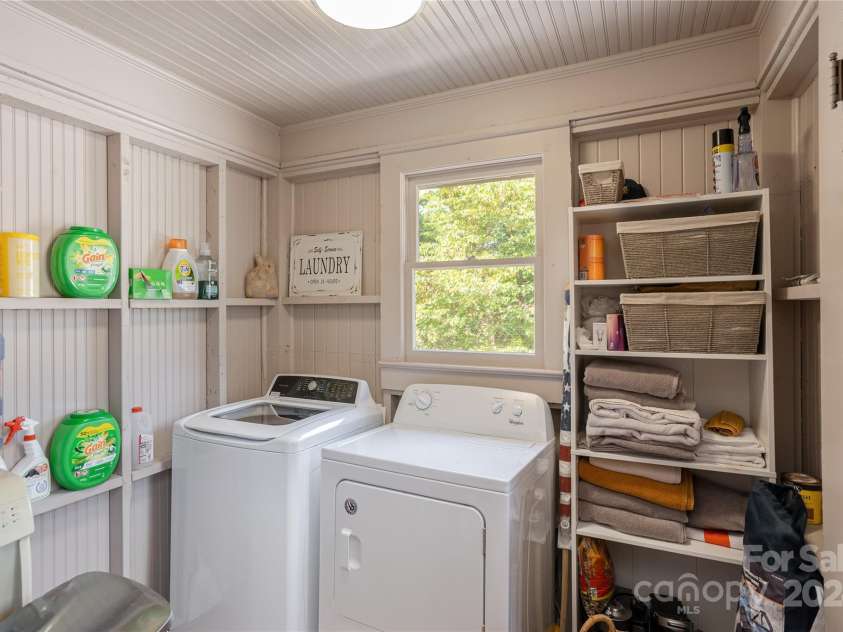 831 Oakland Street, Hendersonville, NC 28791.  MLS# CAR4173850, YatesRealty ID 1712. 