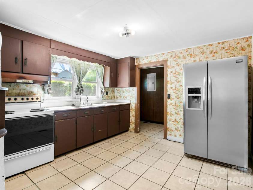 203 Dundee Street, Hendersonville, NC 28791.  MLS# CAR4370603, YatesRealty ID 17121. Kitchen