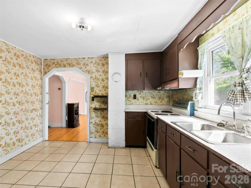 203 Dundee Street, Hendersonville, NC 28791.  MLS# CAR4370603, YatesRealty ID 17121. Kitchen