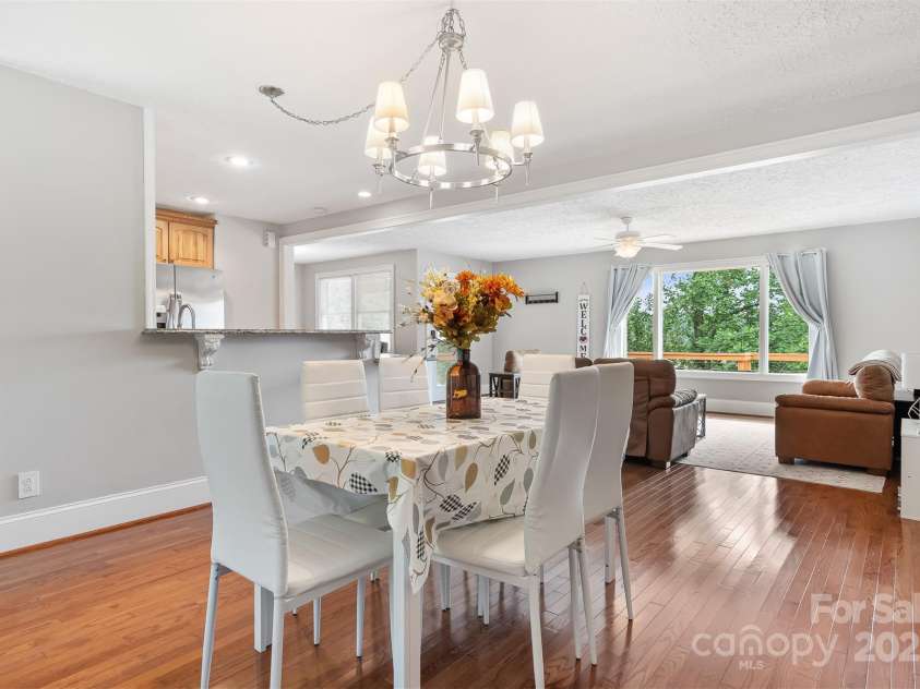 6294 Southlake Drive, Hickory, NC 28601.  MLS# CAR4332083, YatesRealty ID 17121. 