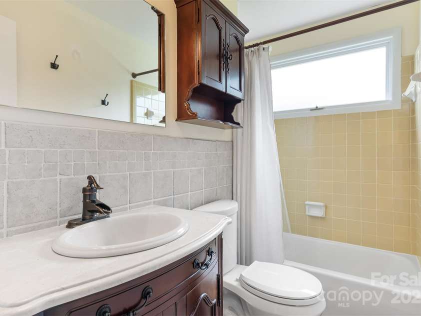 6294 Southlake Drive, Hickory, NC 28601.  MLS# CAR4332083, YatesRealty ID 17121. 