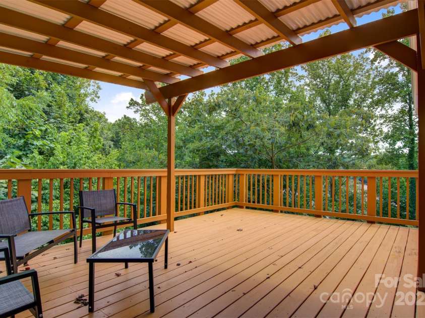 6294 Southlake Drive, Hickory, NC 28601.  MLS# CAR4332083, YatesRealty ID 17121. 