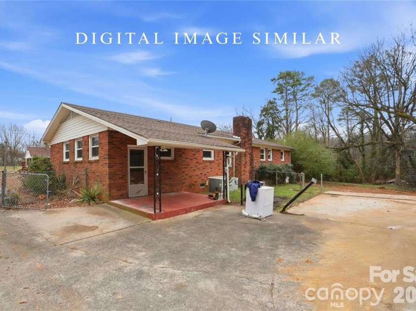 3029 Cresthill Drive, Charlotte, NC 28212.  MLS# CAR4365571, YatesRealty ID 17122. 