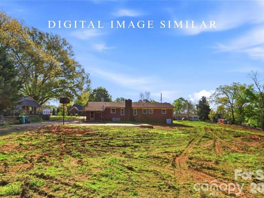 3029 Cresthill Drive, Charlotte, NC 28212.  MLS# CAR4365571, YatesRealty ID 17122. 