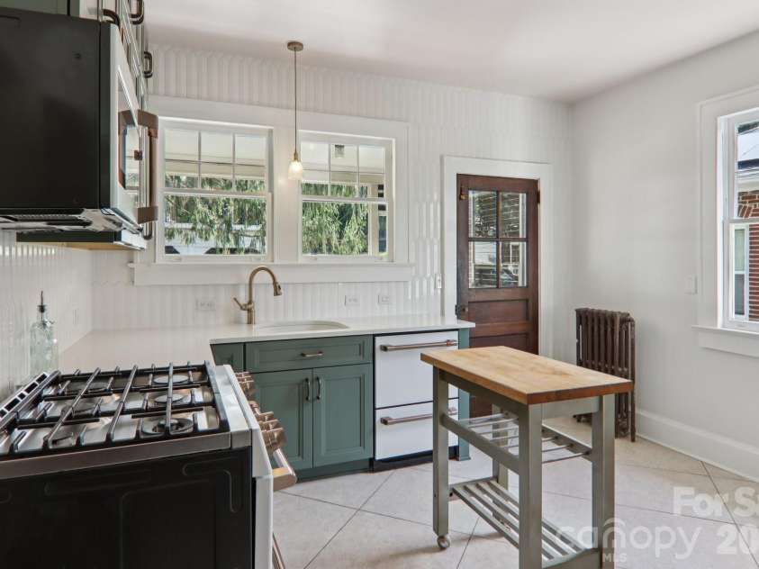74 Linden Avenue, Asheville, NC 28801.  MLS# CAR4309406, YatesRealty ID 17128. 
