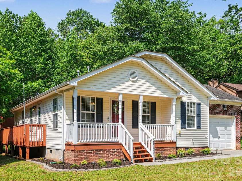 10012 Rockwood Road, Charlotte, NC 28215.  MLS# CAR4374517, YatesRealty ID 17131. 