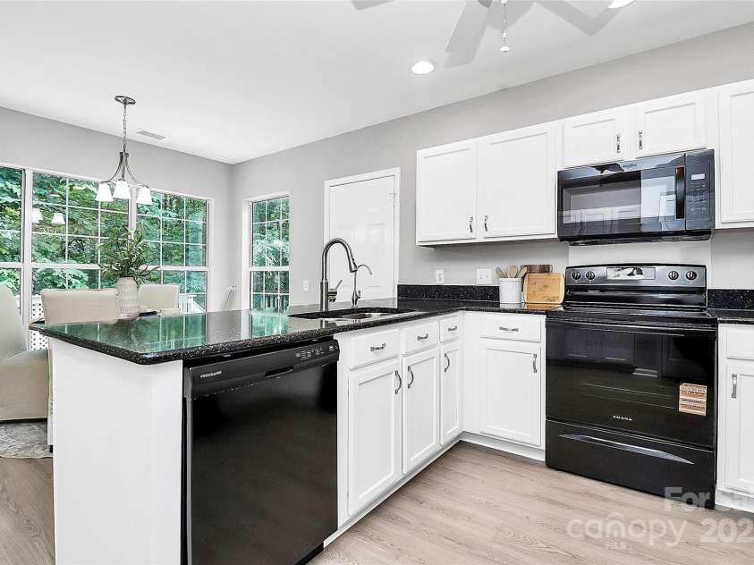 101 Creekside Drive, Fort Mill, SC 29715.  MLS# CAR4255323, YatesRealty ID 17132. 