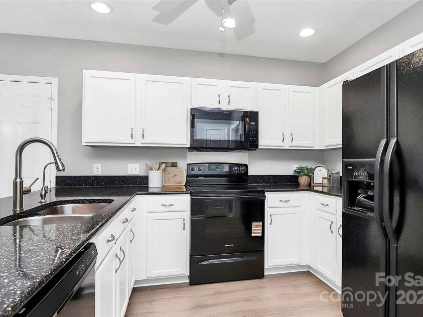 101 Creekside Drive, Fort Mill, SC 29715.  MLS# CAR4255323, YatesRealty ID 17132. 