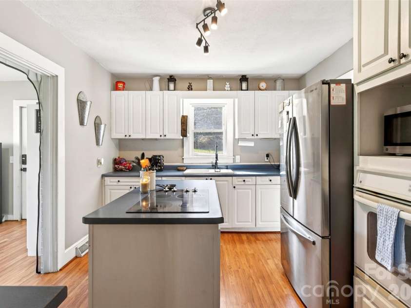 1511 White Oak Road, Bakersville, NC 28705.  MLS# CAR4368563, YatesRealty ID 17132. 