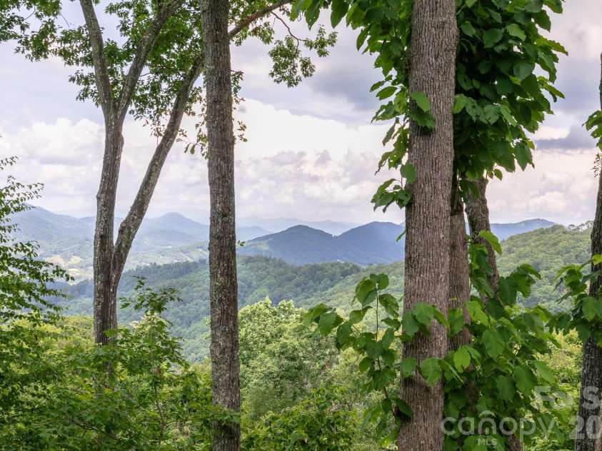 456 Spring House Drive, Burnsville, NC 28714.  MLS# CAR4375351, YatesRealty ID 17136. 