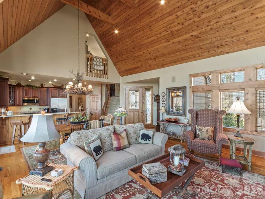 456 Spring House Drive, Burnsville, NC 28714.  MLS# CAR4375351, YatesRealty ID 17136. 