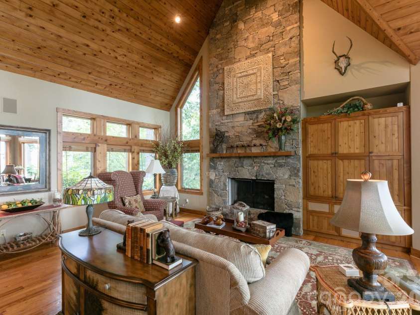 456 Spring House Drive, Burnsville, NC 28714.  MLS# CAR4375351, YatesRealty ID 17136. 