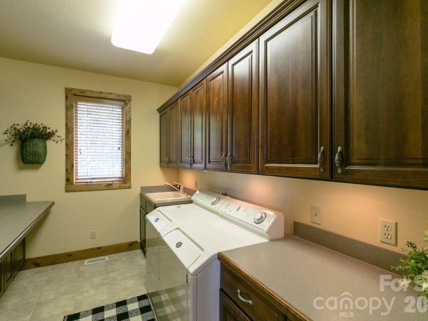 456 Spring House Drive, Burnsville, NC 28714.  MLS# CAR4375351, YatesRealty ID 17136. 