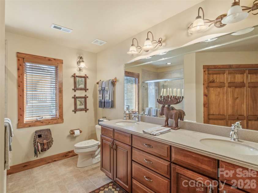 456 Spring House Drive, Burnsville, NC 28714.  MLS# CAR4375351, YatesRealty ID 17136. 