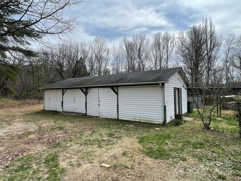 10516 Hambright Road, Huntersville, NC 28078.  MLS# CAR4234439, YatesRealty ID 17138. 