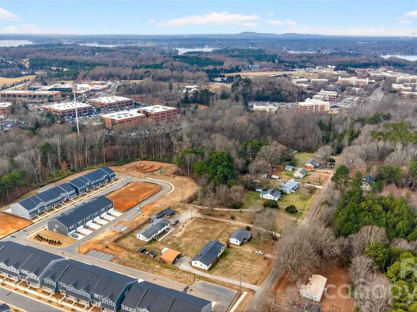 169 Crossrail Road, Mooresville, NC 28115.  MLS# CAR4360742, YatesRealty ID 17138. 