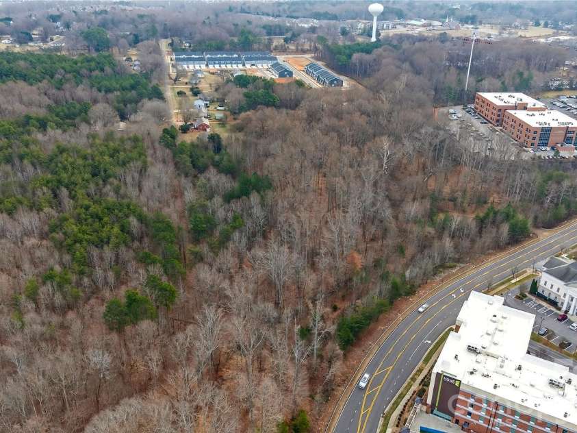 169 Crossrail Road, Mooresville, NC 28115.  MLS# CAR4360742, YatesRealty ID 17138. 