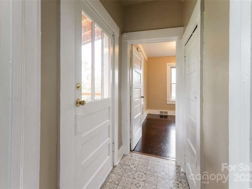 22 Pine Grove Avenue, Asheville, NC 28801.  MLS# CAR4185967, YatesRealty ID 1714. 