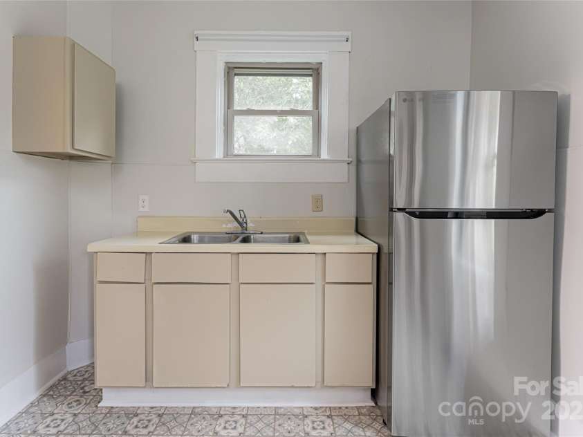 22 Pine Grove Avenue, Asheville, NC 28801.  MLS# CAR4185967, YatesRealty ID 1714. 