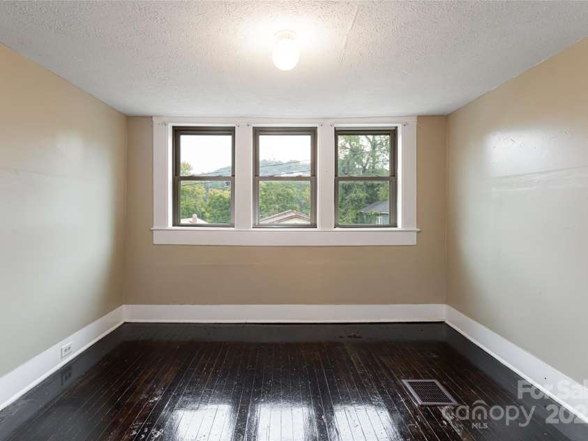 22 Pine Grove Avenue, Asheville, NC 28801.  MLS# CAR4185967, YatesRealty ID 1714. 