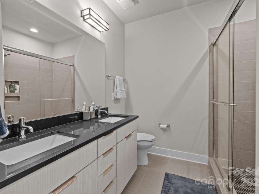 1617 Cannon View Lane, Charlotte, NC 28208.  MLS# CAR4241917, YatesRealty ID 17140. 