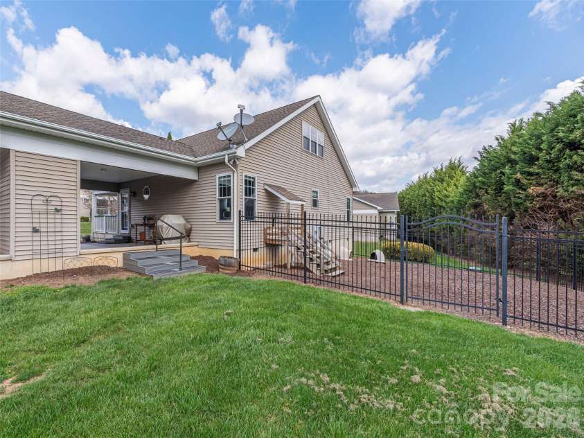 22 Cottage Loop, Waynesville, NC 28785.  MLS# CAR4364971, YatesRealty ID 17140. 