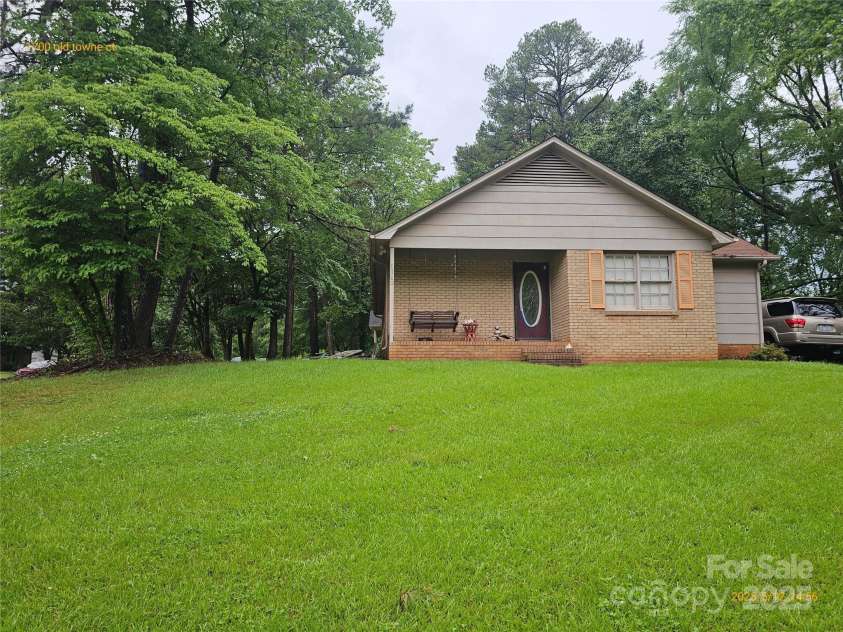 1700 Old Towne Court, Charlotte, NC 28217.  MLS# CAR4255243, YatesRealty ID 17143. 