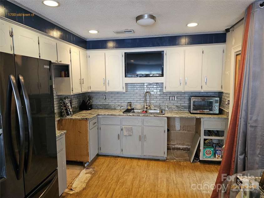 1700 Old Towne Court, Charlotte, NC 28217.  MLS# CAR4255243, YatesRealty ID 17143. 