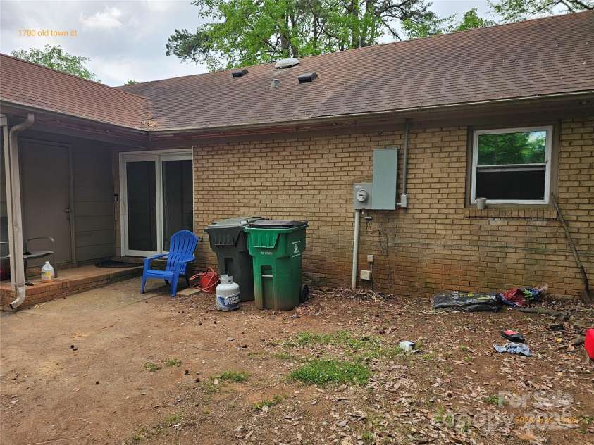 1700 Old Towne Court, Charlotte, NC 28217.  MLS# CAR4255243, YatesRealty ID 17143. 