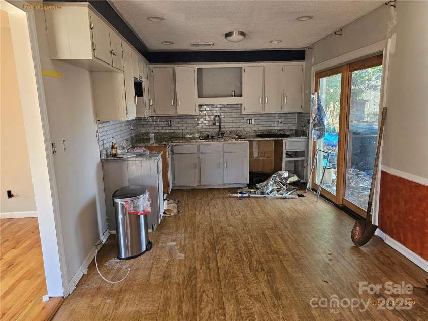 1700 Old Towne Court, Charlotte, NC 28217.  MLS# CAR4255243, YatesRealty ID 17143. 