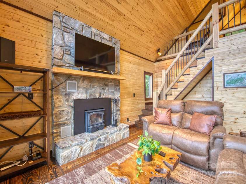 171 Jade Drive, Clyde, NC 28721.  MLS# CAR4251082, YatesRealty ID 17145. 