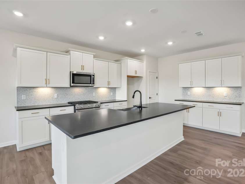 15004 Meadows Hunt Lane, Huntersville, NC 28078.  MLS# CAR4256017, YatesRealty ID 17147. Upscale Kitchen