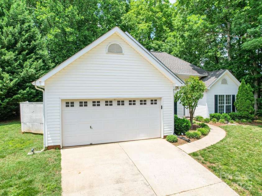 8623 Cedar Hollow Lane, Huntersville, NC 28078.  MLS# CAR4248316, YatesRealty ID 17148. Front View