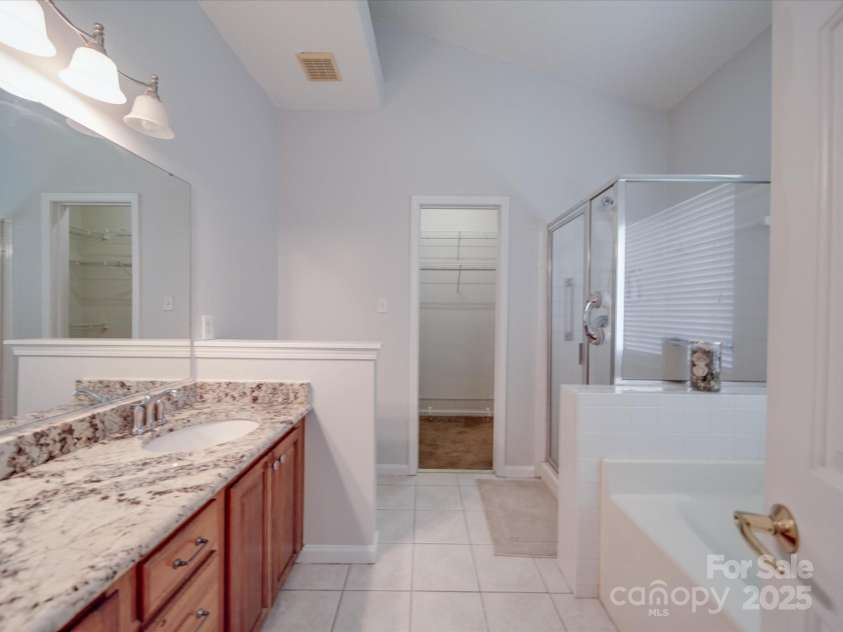 8623 Cedar Hollow Lane, Huntersville, NC 28078.  MLS# CAR4248316, YatesRealty ID 17148. Primary Bathroom