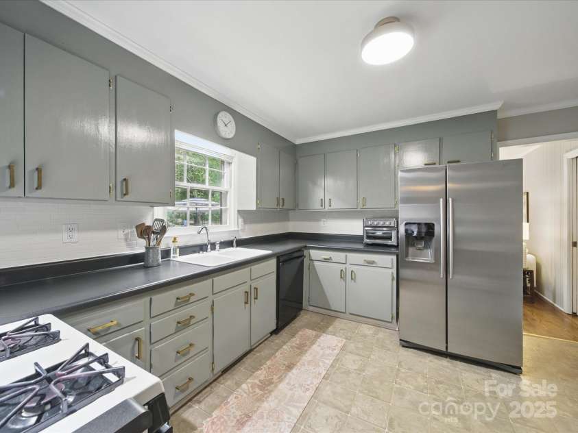 2026 Knell Drive, Charlotte, NC 28212.  MLS# CAR4264112, YatesRealty ID 17149. 