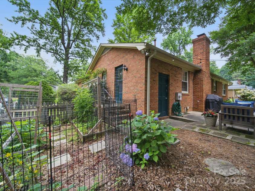 2026 Knell Drive, Charlotte, NC 28212.  MLS# CAR4264112, YatesRealty ID 17149. 